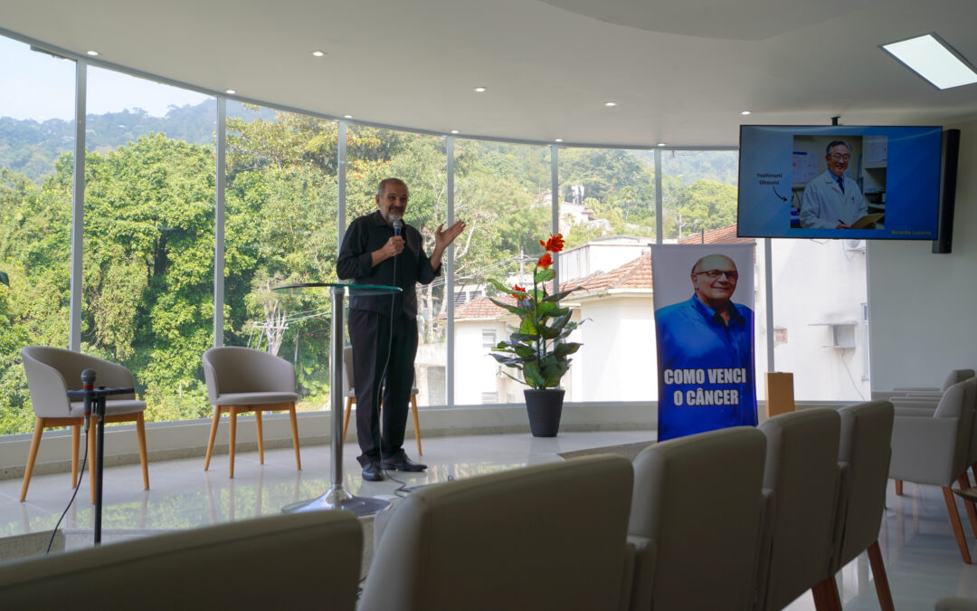 Palestra emocionante no Hospital Adventista Silvestre inspira com história de superação do câncer